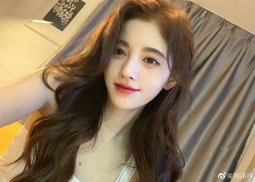 鞠婧祎吃瓜少女视频,趣味视频引网友热议