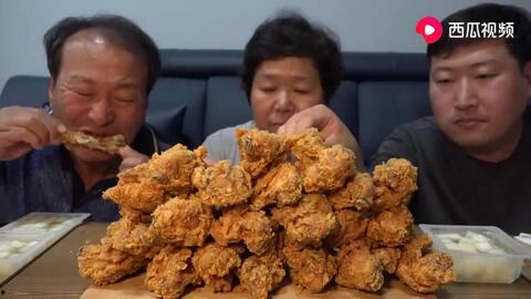 搞笑胖子大叔吃瓜视频,笑到肚子疼