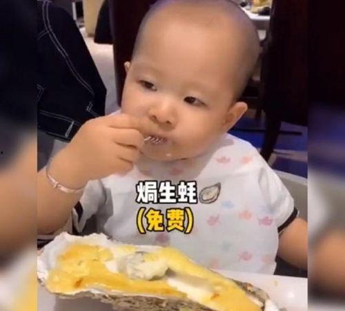 萌娃凭实力吃瓜视频,萌态百出引网友热议