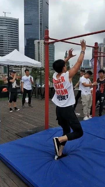 吃瓜群众的摔跤视频,吃瓜群众捕捉的惊险瞬间