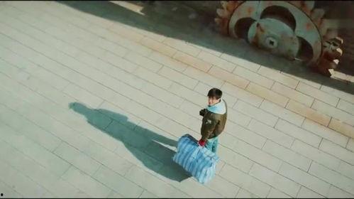 男子暗中拍视频吃瓜情侣闹矛盾,吃瓜群众围观情感纠葛